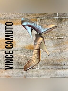 VINCE CAMUTO 👠SHE’S THE RIGHT SHOE FOR YOU Pewter Peep toe pump 6B Gently Worn